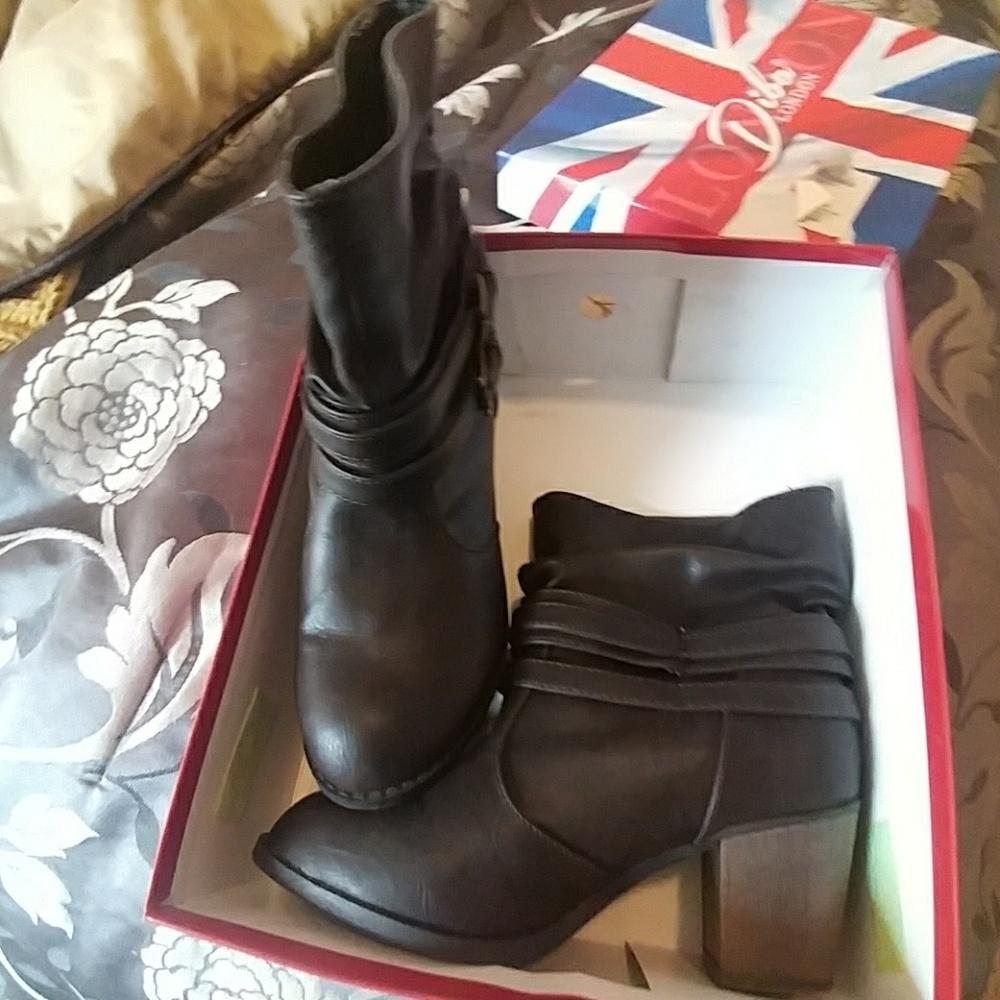 Shoes - Picture 3 of 3